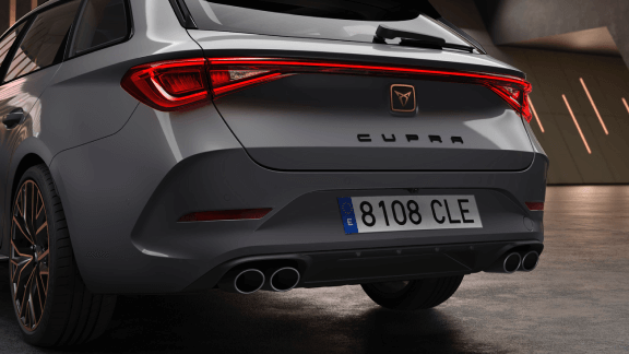 Podwójna końcówka układu wydechowego i drapieżny dyfuzor, który podkreśla sportową sylwetkę Leona. 