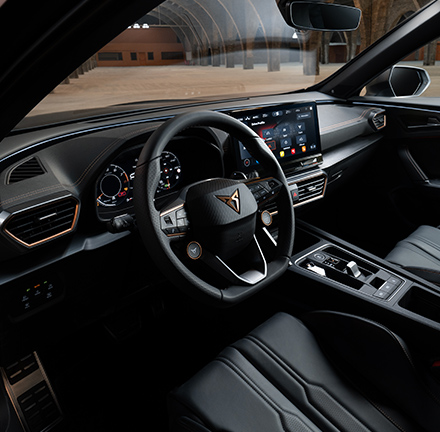 Widok wnętrza CUPRY Formentor VZ5 ze skórzaną deską rozdzielczą