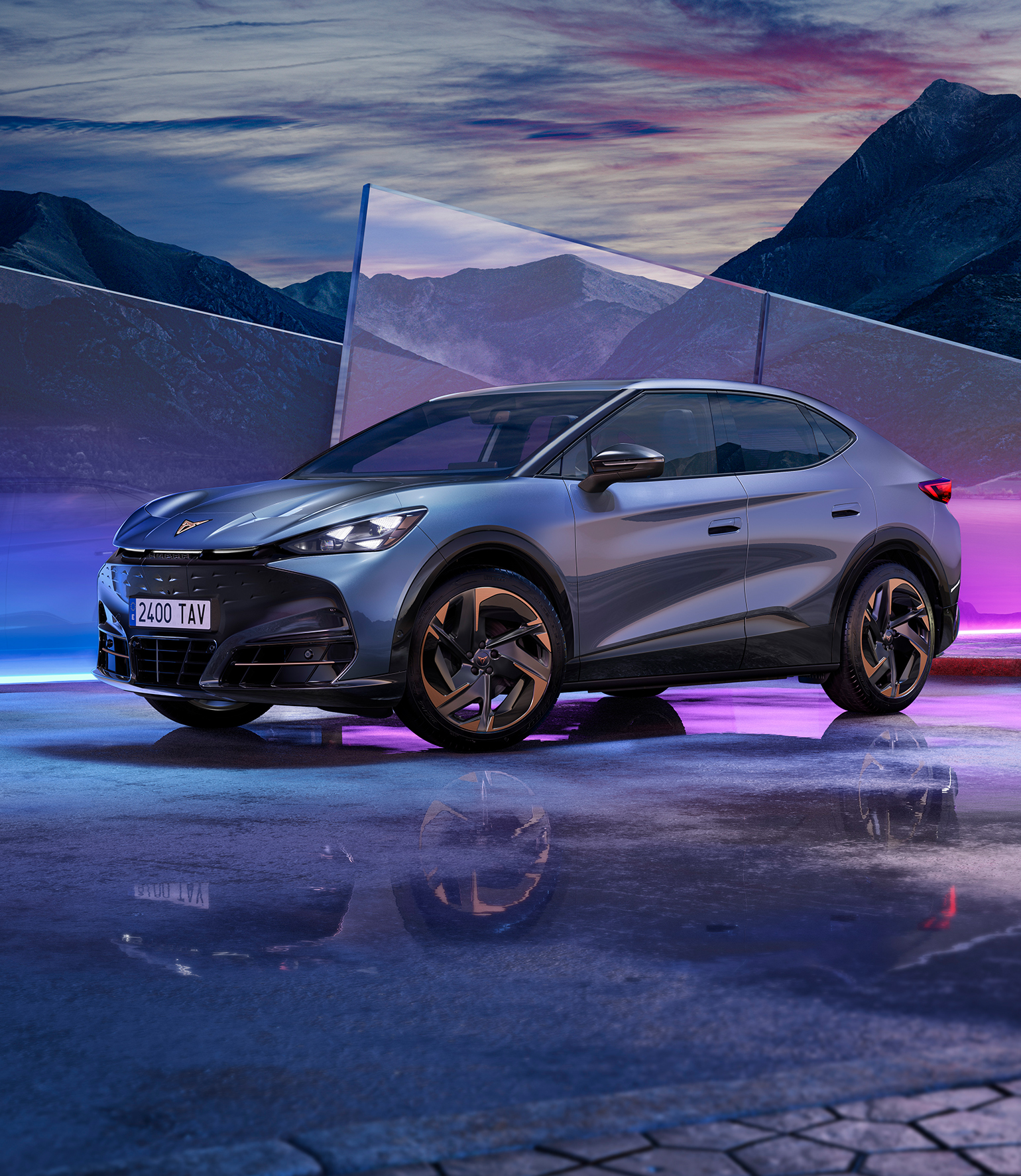 Samochód CUPRA Tavascan pokazany z profilu na estetycznym tle w kolorach błękitu.