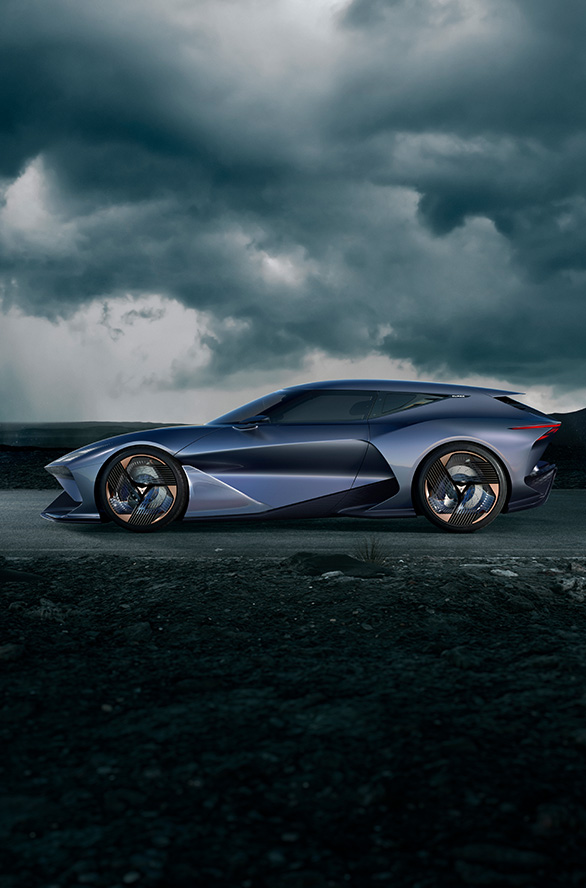 Samochód CUPRA DarkRebel pokazany z profilu na futurystycznym tle, podkreślającym progresywny charakter modelu.